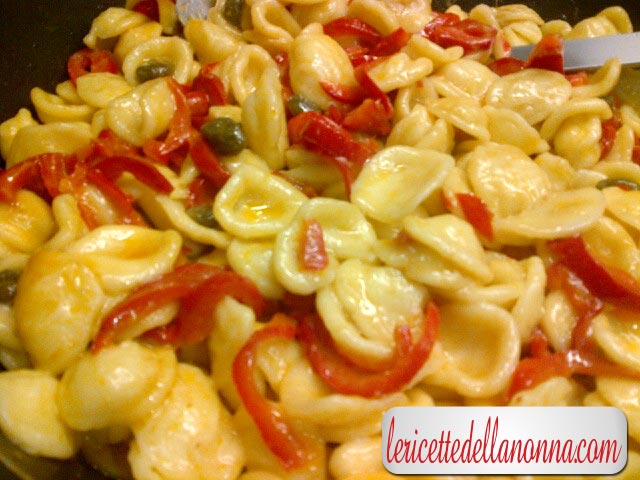 Orecchiette-con-peperoni-capperi.JPG