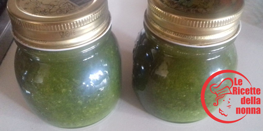 vasetti di pesto alla genovese o pesto al basilico