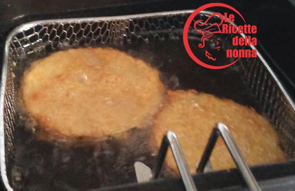 frittura delle cotolette di melanzane per cordon bleu