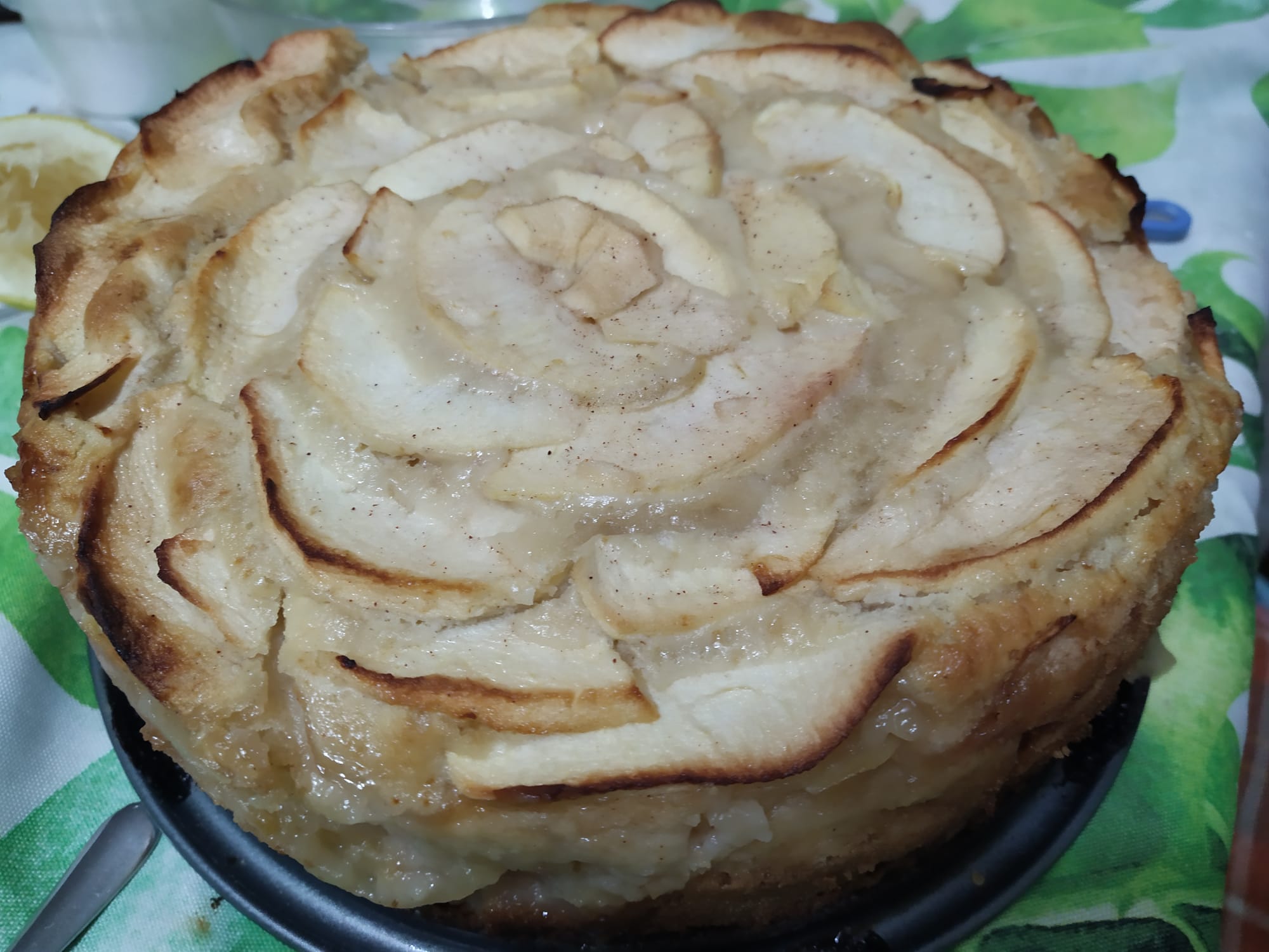la torta di mele di torta Maria risulta morbida, fresca e leggera. Le mele, poste all'interno dell'impasto diventeranno una fresca crema. 